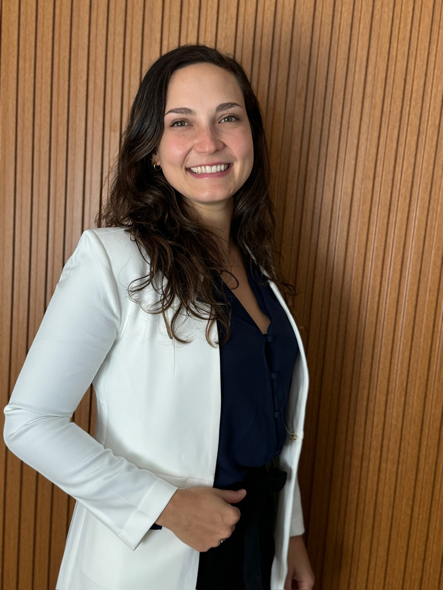Dra. Juliana Trevizo em contexto cirúrgico e tecnológico